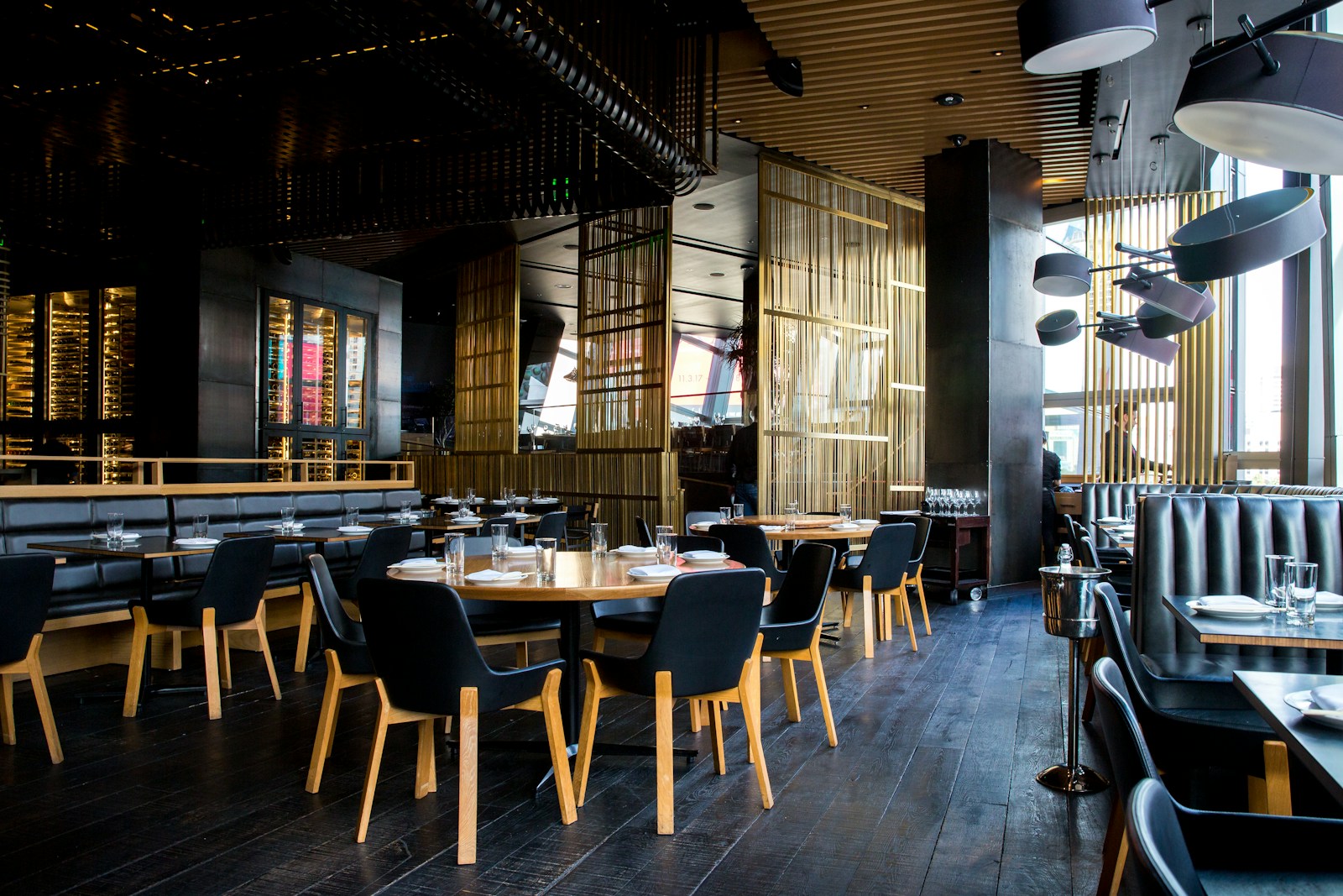 Interior de un restaurante organizado para operar con claridad